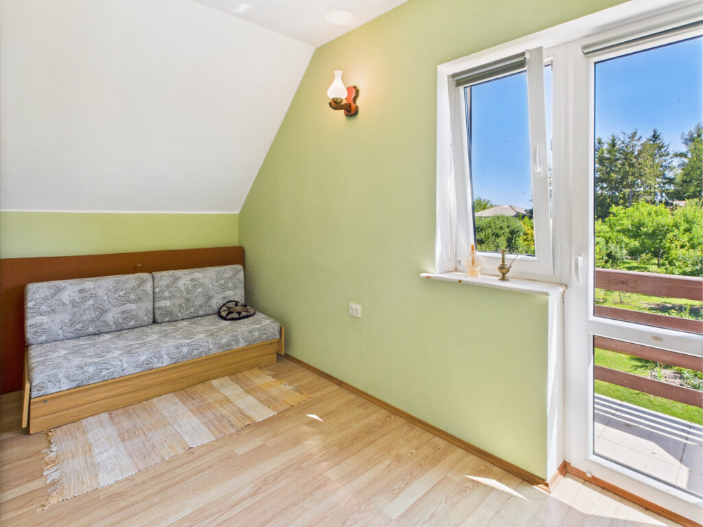 Pokój z sofą i balkonem