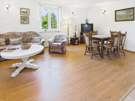 Przytulny salon z drewnianą podłogą