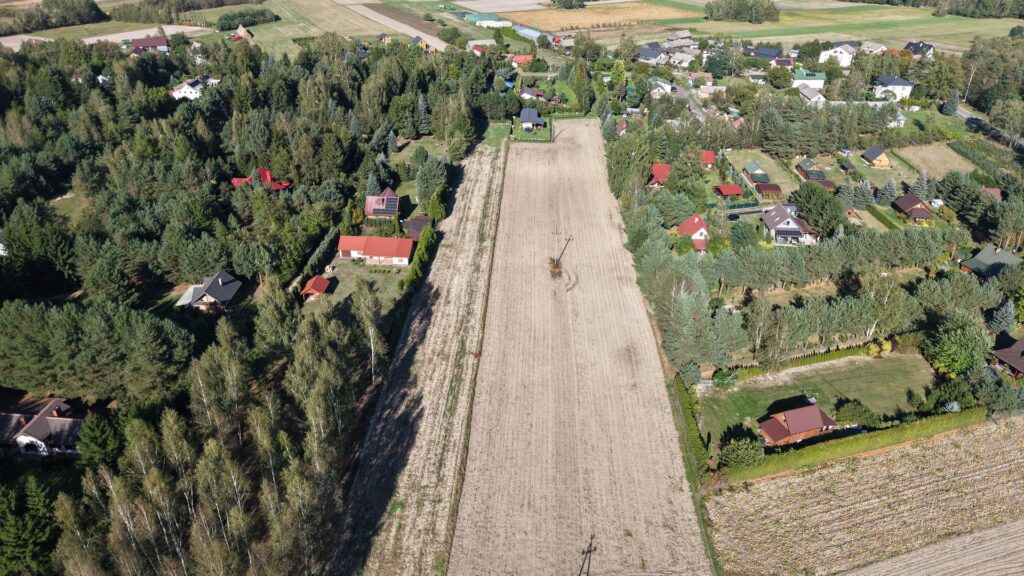 Widok z lotu ptaka na wieś z domami i polem