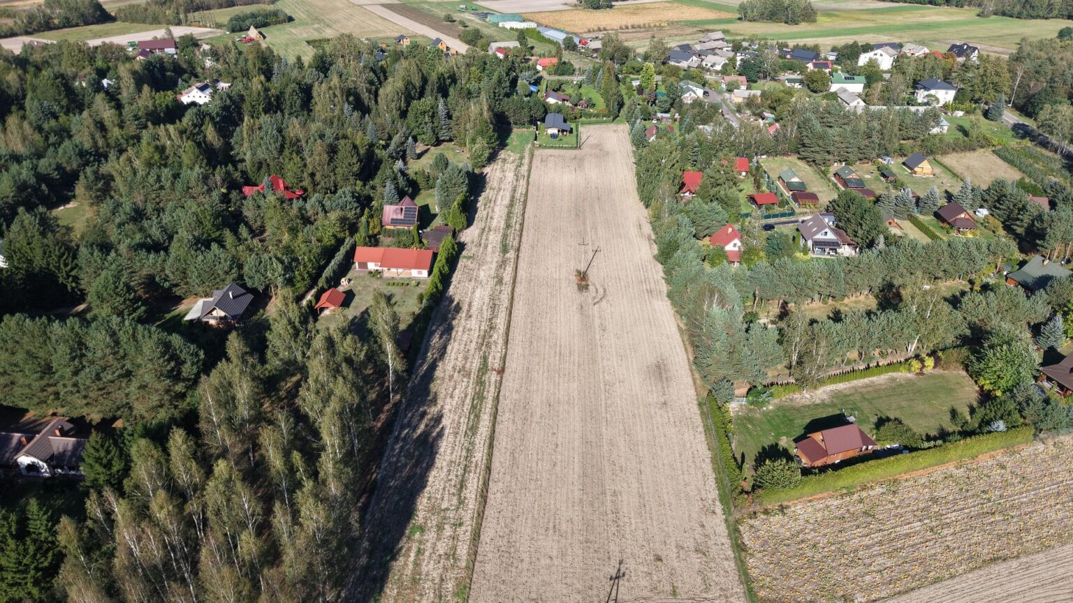 Widok z lotu ptaka na wieś z domami i polem