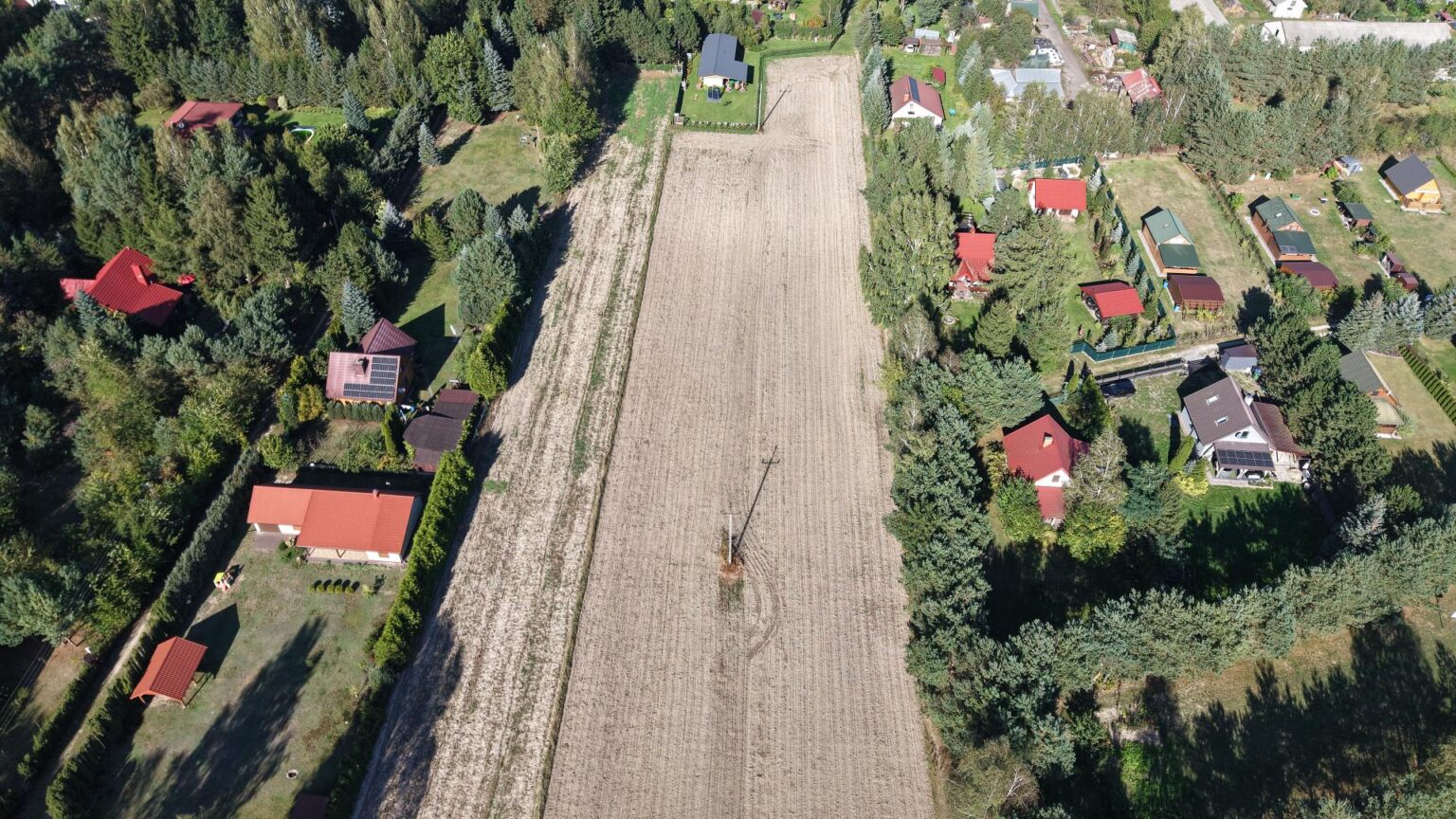 Widok z lotu ptaka na pola i domy