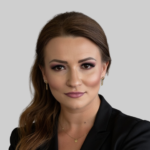 Patrycja Kisielewicz, agentka nieruchomości - Portret kobiety w czarnej marynarce na jasnym tle