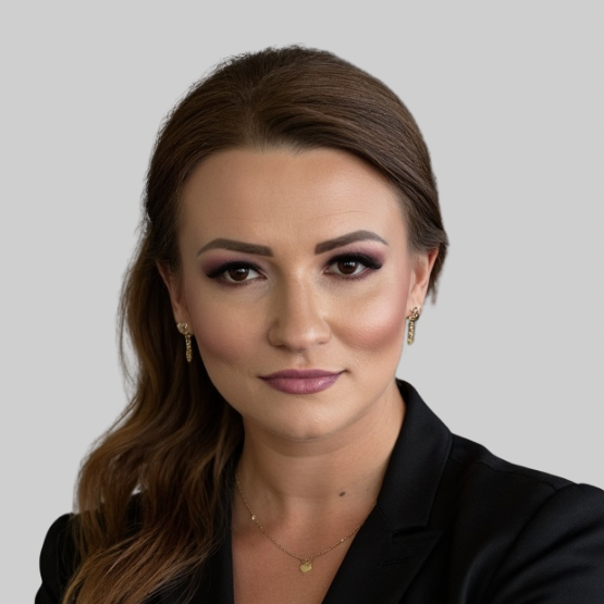 Patrycja Kisielewicz, agentka nieruchomości - Portret kobiety w czarnej marynarce na jasnym tle