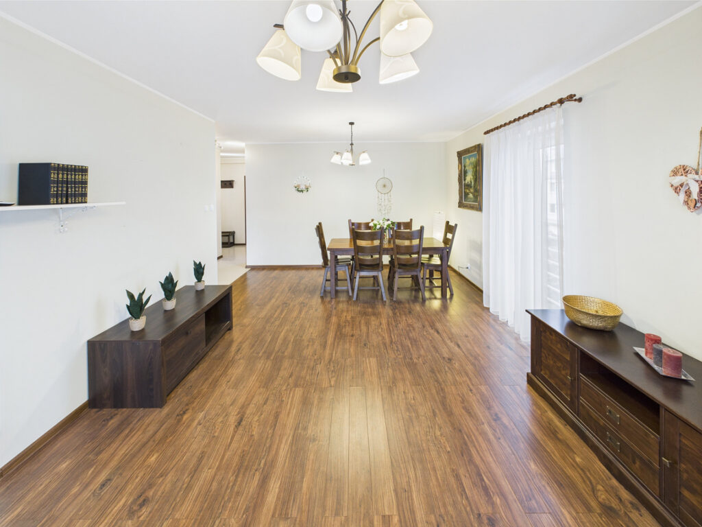 Elegancki salon z jadalnią i drewnianą podłogą