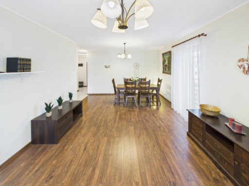 Elegancki salon z jadalnią i drewnianą podłogą