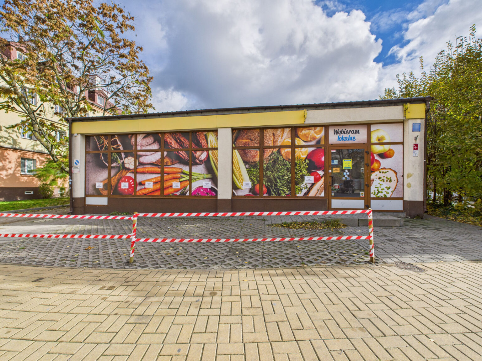 Mały sklep spożywczy z grafiką warzyw na oknach