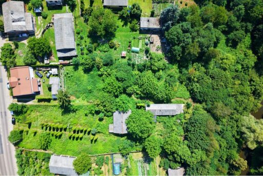 Widok z lotu ptaka na zielony teren