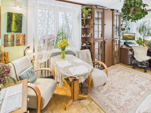 Przytulny salon z biurkiem i kwiatami