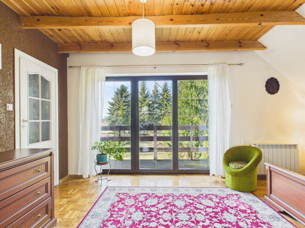 Przytulny salon z drewnianym sufitem i balkonem