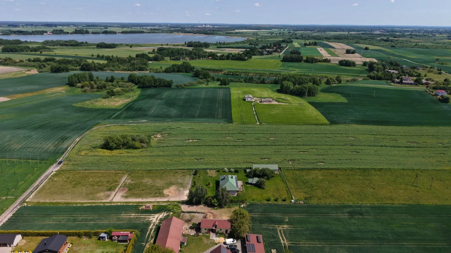 Lotniczy widok pól i gospodarstw nad rzeką