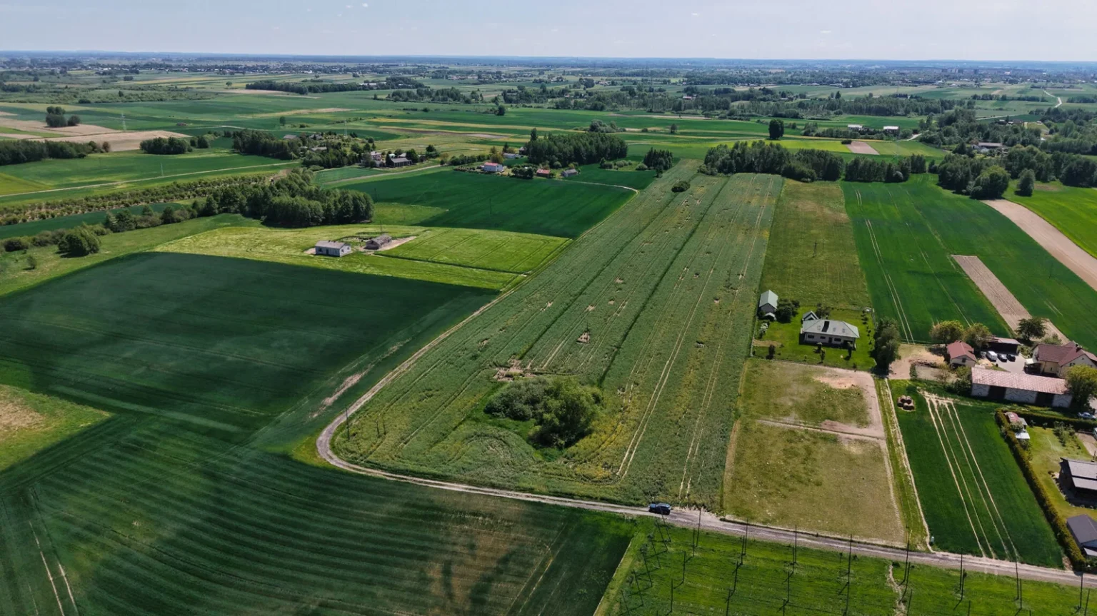 Widok z lotu ptaka na zielone pola uprawne