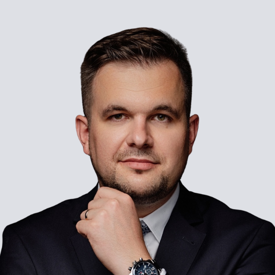 Maciej Pytka - Radca Prawny. Portret mężczyzny w garniturze na jasnym tle
