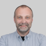 Uśmiechnięty Krzysztof Wojteczko dyrektor oddziału