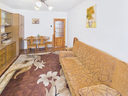 Przytulny salon z brązową kanapą i stołem
