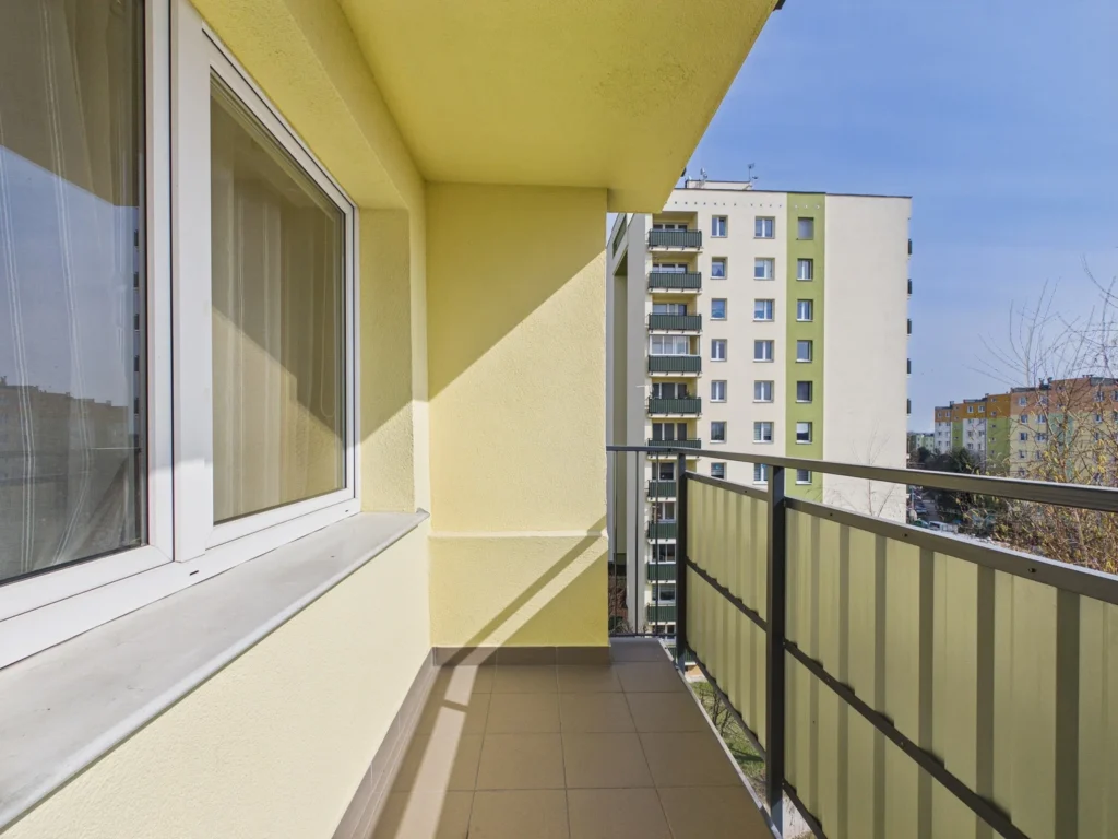 Balkon w bloku z widokiem na osiedle