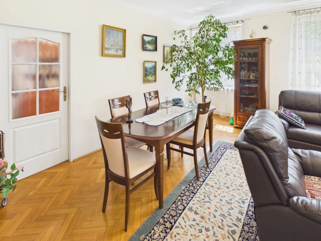 Jasny salon z drewnianym stołem i sofą
