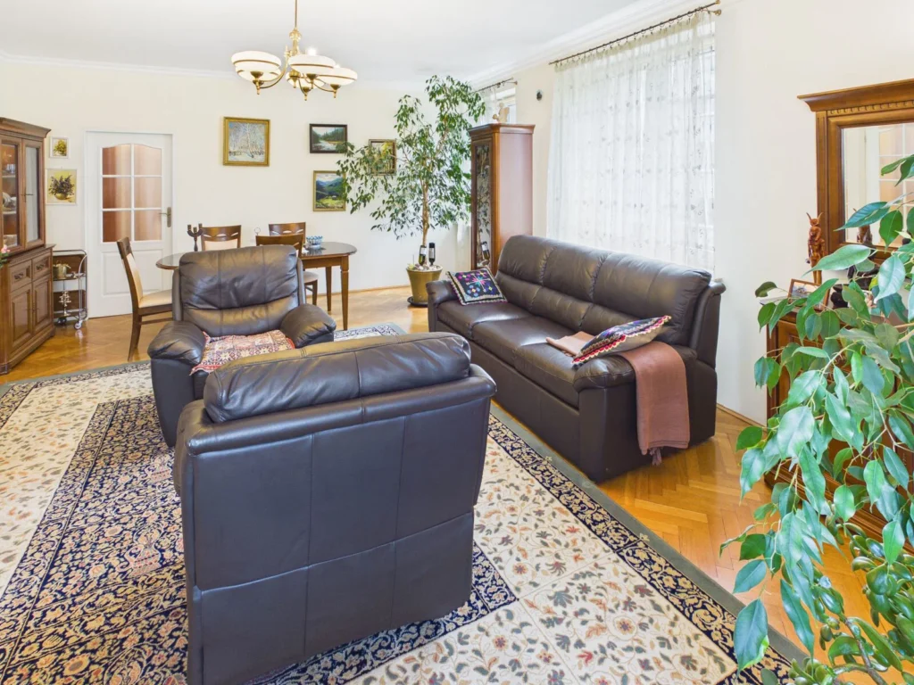 Przytulny salon z brązową skórzaną sofą