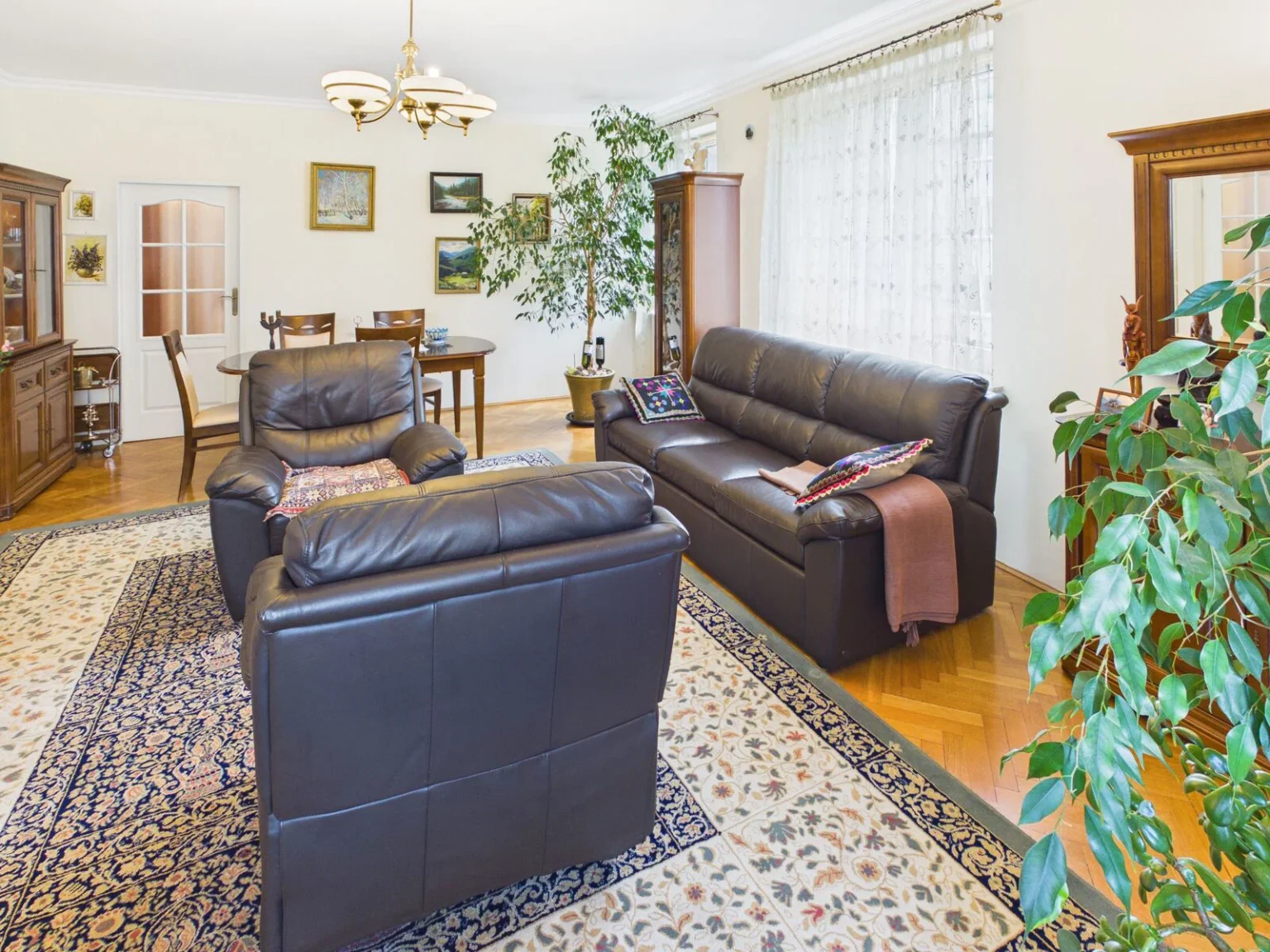 Przytulny salon z brązową skórzaną sofą