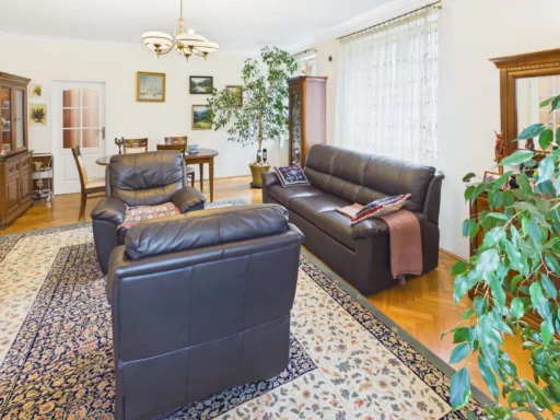 Przytulny salon z brązową skórzaną sofą