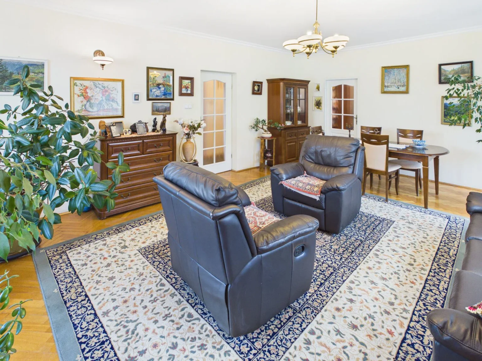 Elegancki salon z skórzanymi fotelami i drewnianymi meblami