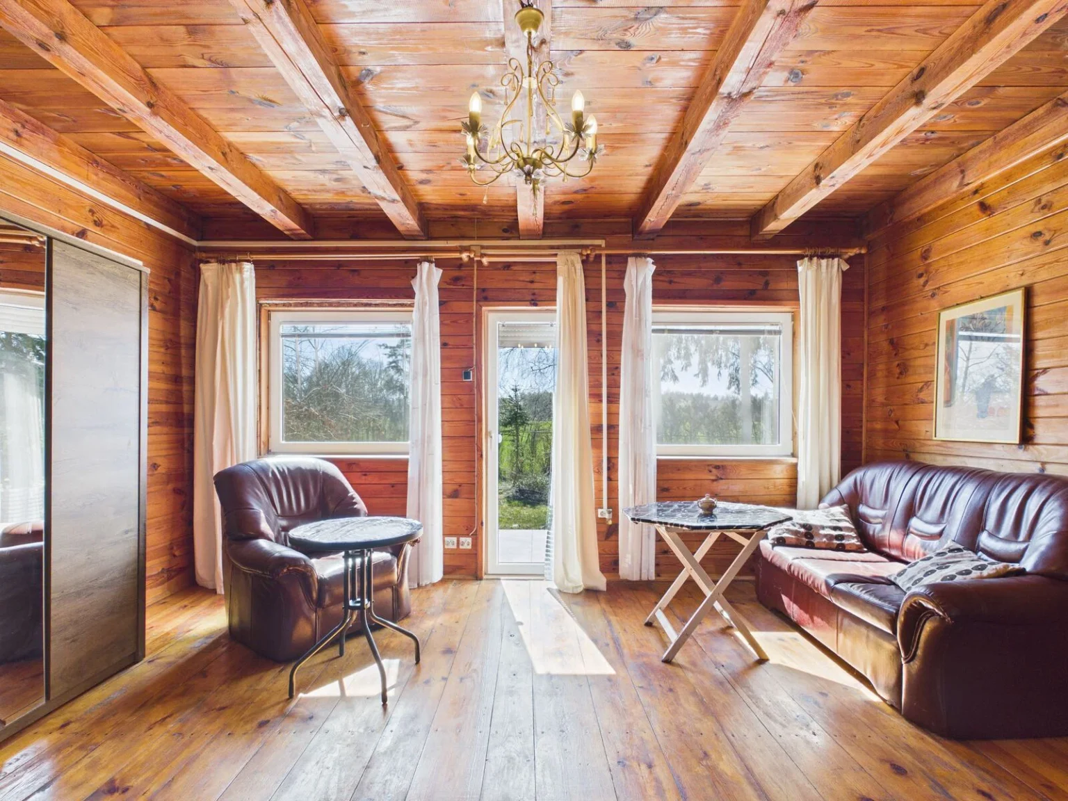 Przytulny salon w drewnianym domku z sofą