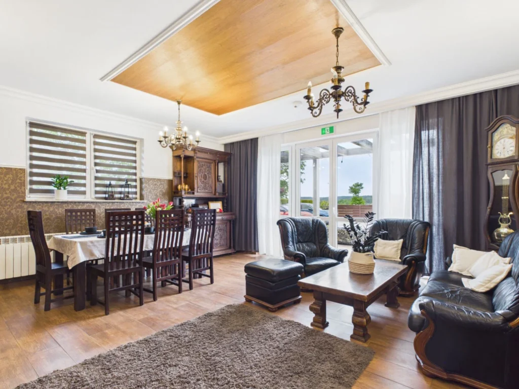 Elegancki salon z jadalnią i drewnianymi meblami