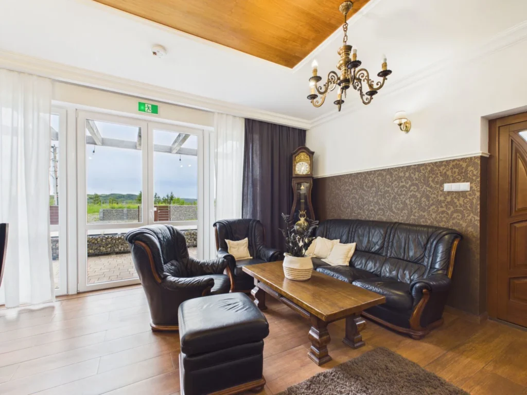 Elegancki salon z czarną skórzaną sofą