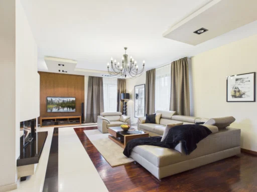 Nowoczesny salon z beżową sofą i żyrandolem