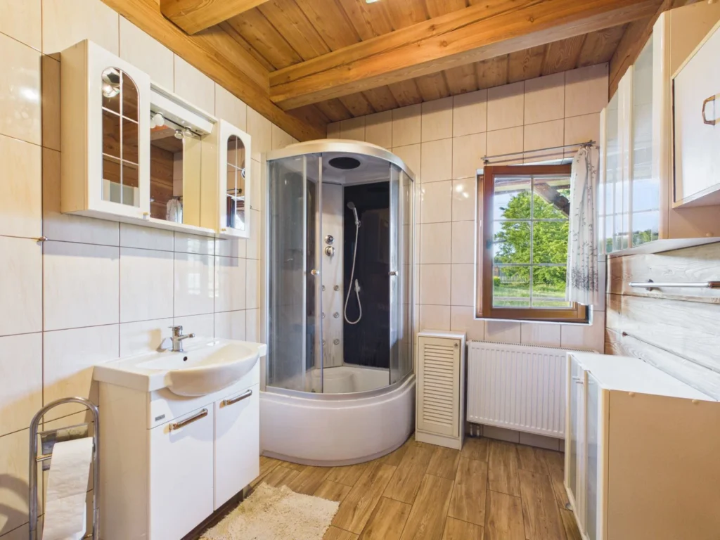 Jasna łazienka z kabiną prysznicową i oknem