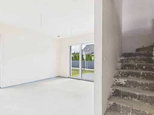 Puste wnętrze domu z betonowymi schodami