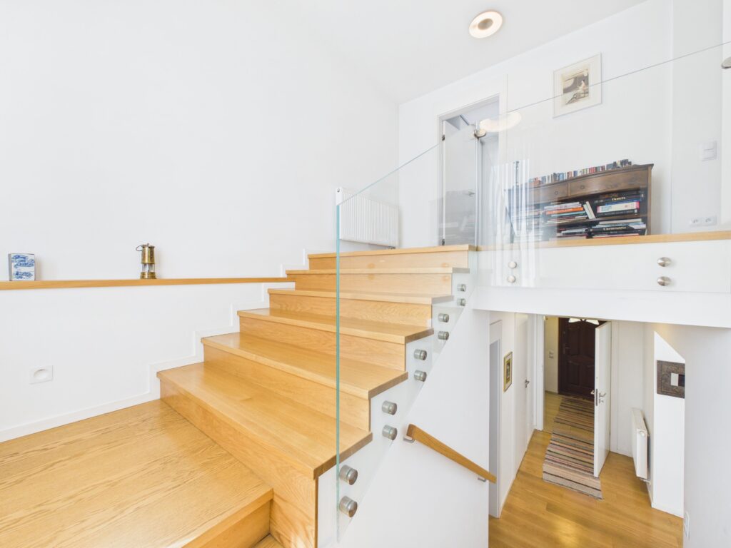 Nowoczesne drewniane schody z szklaną balustradą