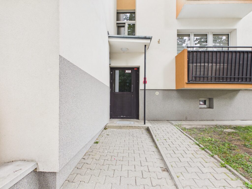 Wejście do nowoczesnego budynku mieszkalnego z balkonem
