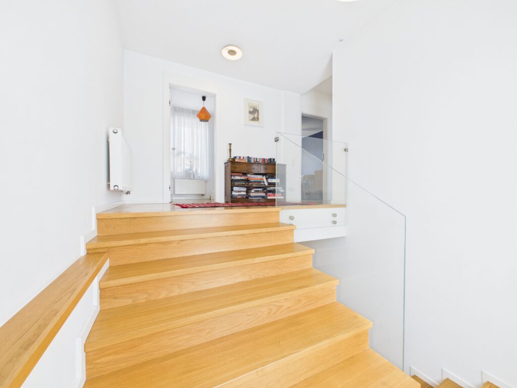 Nowoczesne drewniane schody z szklaną balustradą