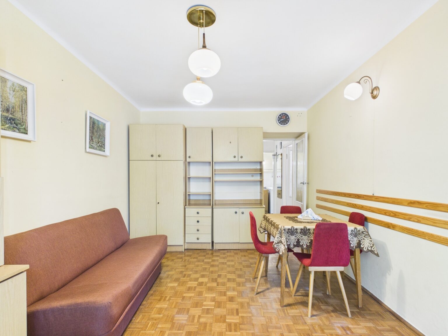 Salon z sofą, stołem i zabudową meblową