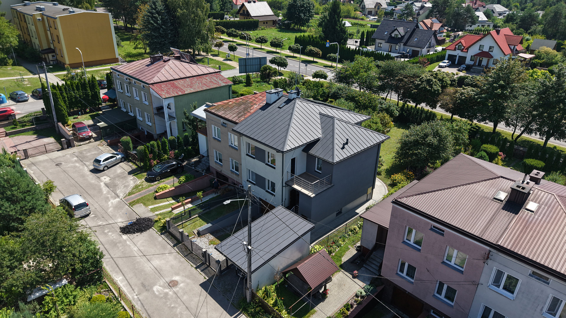 Widok z lotu ptaka na spokojne osiedle domów