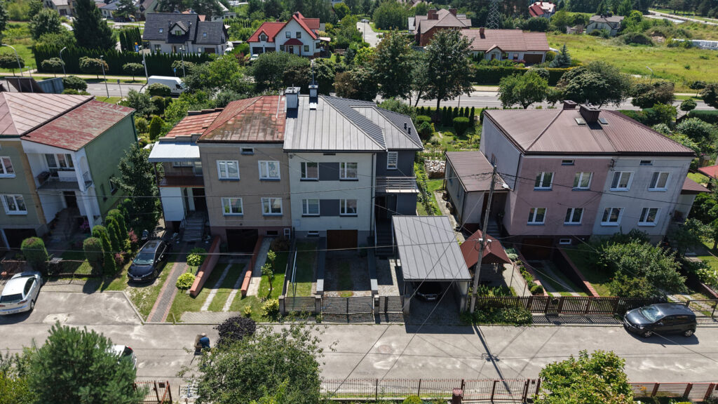 Widok z góry na domy jednorodzinne przy ulicy