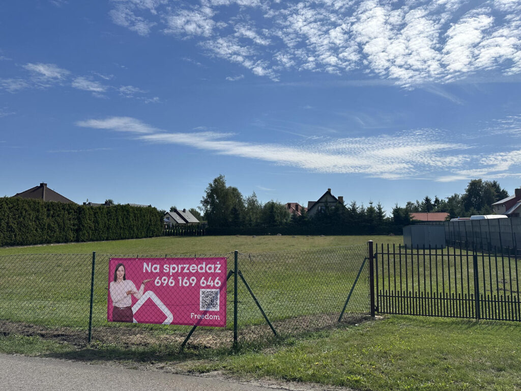 Działka na sprzedaż za ogrodzeniem wśród domów