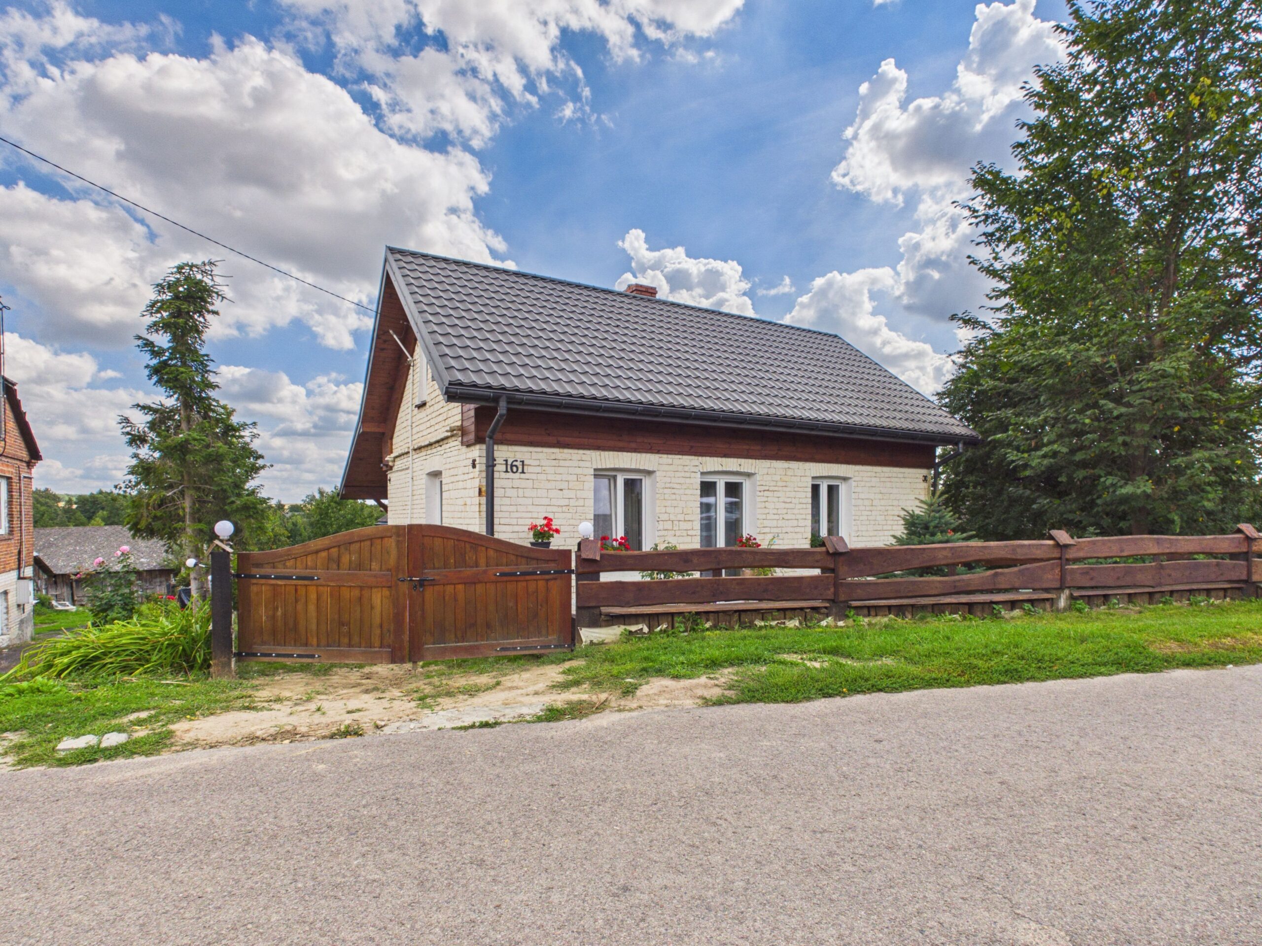 Dom z drewnianą bramą pod błękitnym niebem