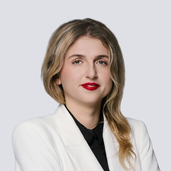 Portret kobiety w białej marynarce na jasnym tle